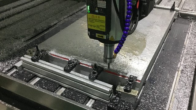 五軸加工中心是怎么加工零件的？